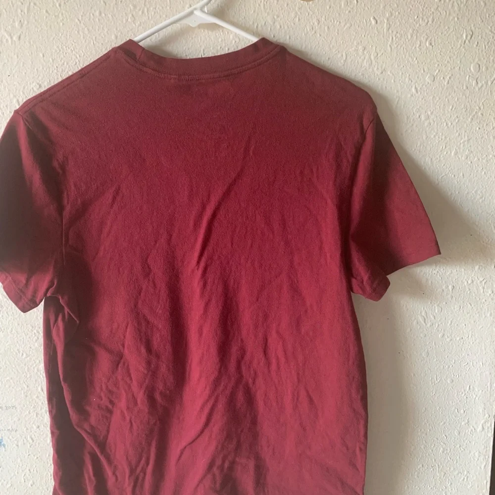 Guess Red Short‎ Sleeve Graphic Tee - Picture 6 of 7